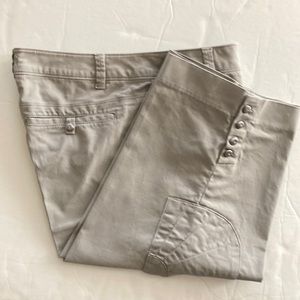 WHITE HOUSE BLACK MARKET Silver gray Capri Size 8. 98% cotton 2% spandex